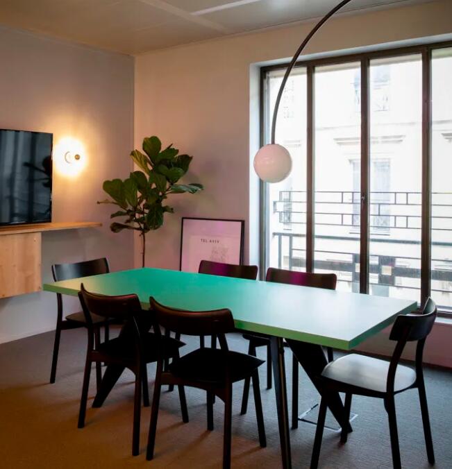 今天和大家分享的崂山办公室设计有色彩鲜艳而且设计感十足的工作空间
